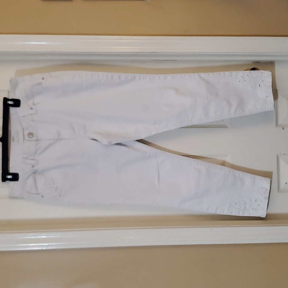 White Jeans with Cut Out‎ Detail